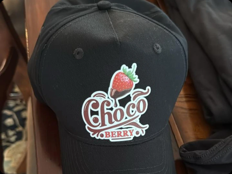 Boné preto com a identidade do Choco Berry